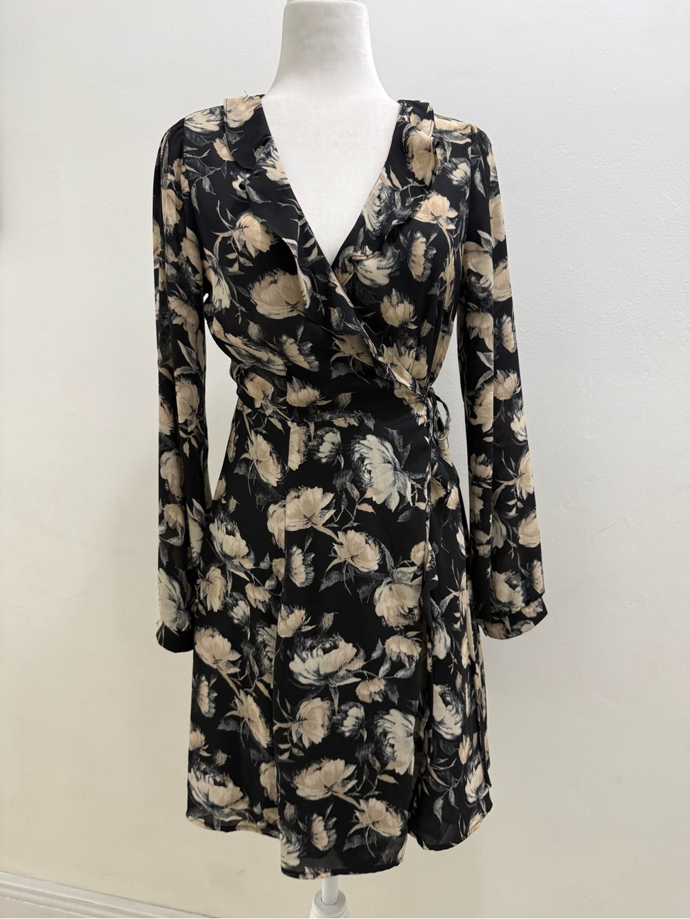 Astr the Label Black Long-Sleeve Floral Wrap Dress Cream Print RufflesSize M EUC